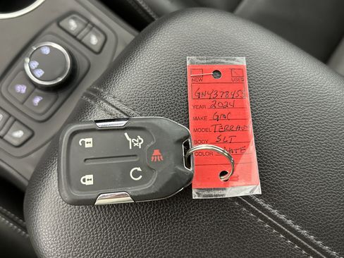 Certified 2024 GMC Terrain SLT image 33