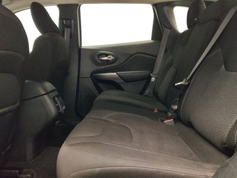 Used 2021 Jeep Cherokee Latitude FWD image 18