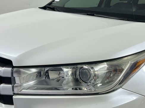 Used 2019 Toyota Highlander LE FWD image 11