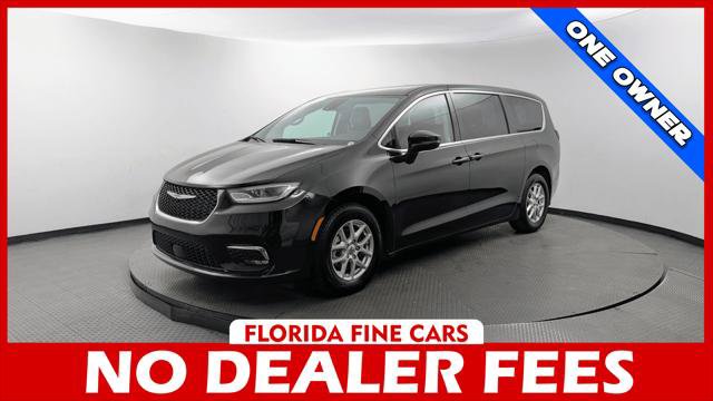 Used 2023 Chrysler Pacifica Touring-L FWD image 1