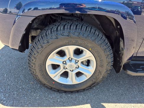 Used 2020 Toyota 4Runner SR5 AWD/4WD image 23