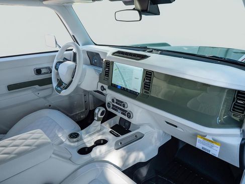 Used 2025 Ford Bronco Badlands AWD/4WD image 2
