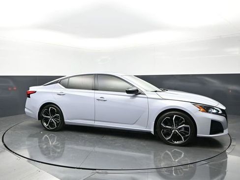 Used 2023 Nissan Altima 2.5 SR w/ SR Premium Package FWD image 2