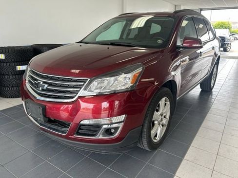 Used 2017 Chevrolet Traverse LT w/ Style and Technology Package FWD image 3