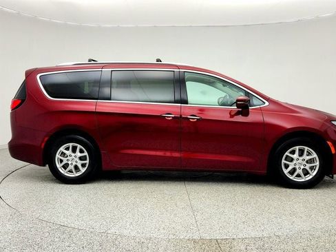 Used 2021 Chrysler Pacifica Touring-L FWD image 4