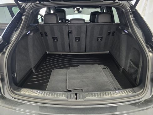 Certified 2024 Porsche Macan image 12