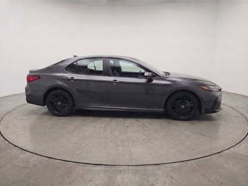 Used 2025 Toyota Camry SE image 11