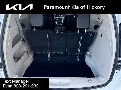 Used 2024 Chrysler Pacifica Touring-L FWD image 11