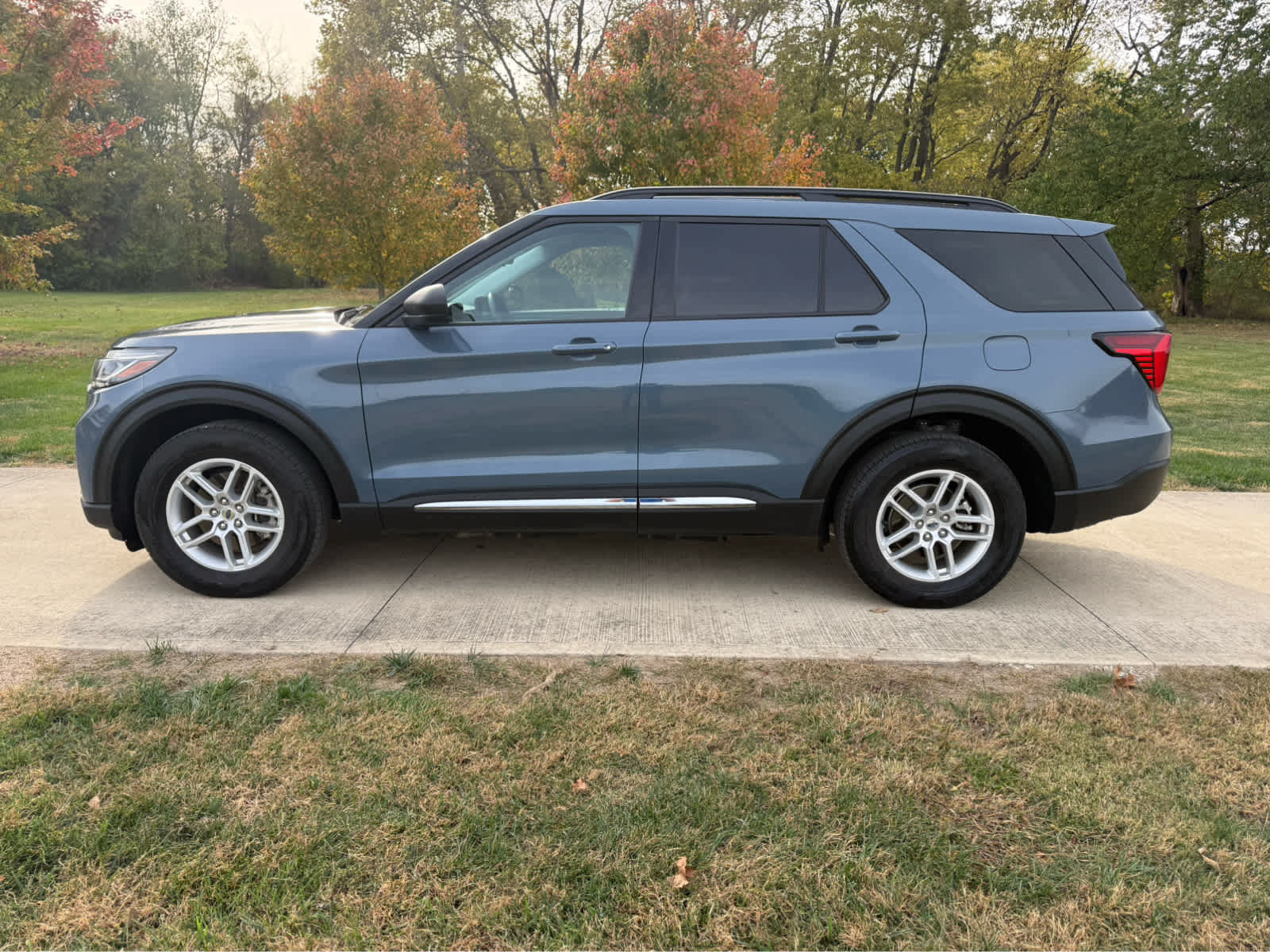 Used 2025 Ford Explorer Active AWD/4WD image 3