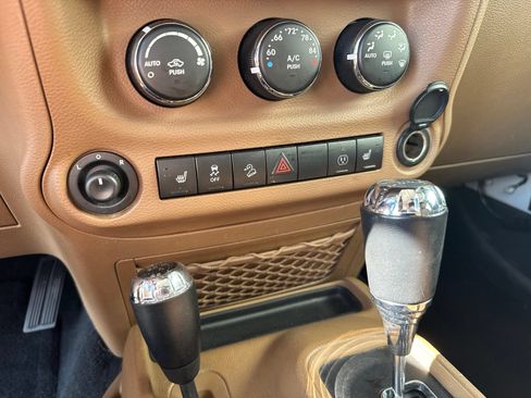 Used 2017 Jeep Wrangler Unlimited Sahara w/ Connectivity Group AWD/4WD image 23