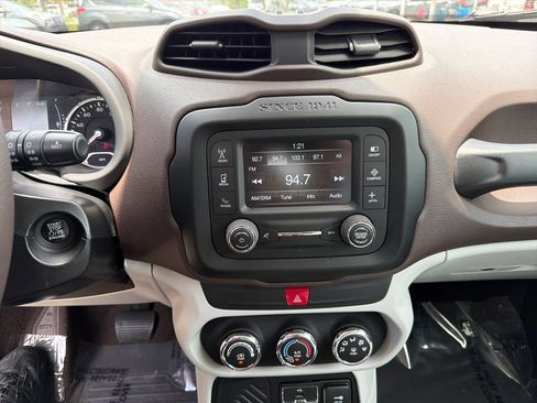 Used 2017 Jeep Renegade Latitude FWD image 24