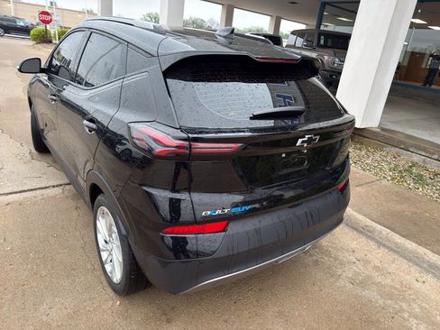 Used 2023 Chevrolet Bolt EUV LT w/ Driver Confidence Package image 7