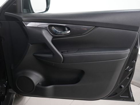 Used 2018 Nissan Rogue SV w/ Sun & Sound Touring Package image 11