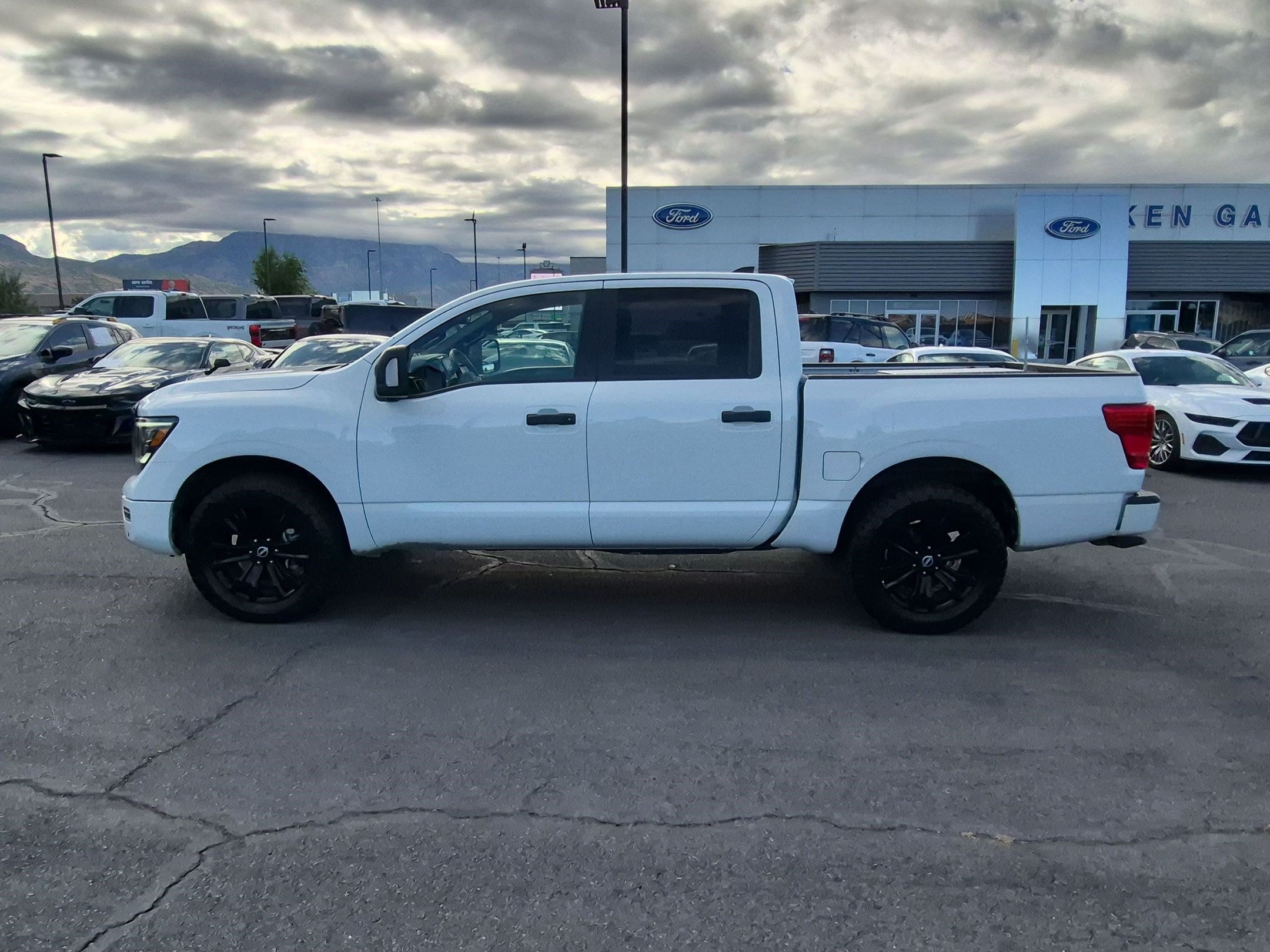 Used 2023 Nissan Titan SV w/ SV Convenience Package AWD/4WD image 10
