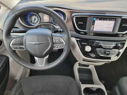 Used 2023 Chrysler Voyager LX image 18