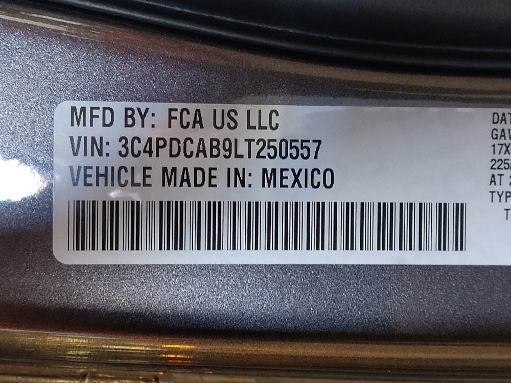Used 2020 Dodge Journey SE FWD image 33