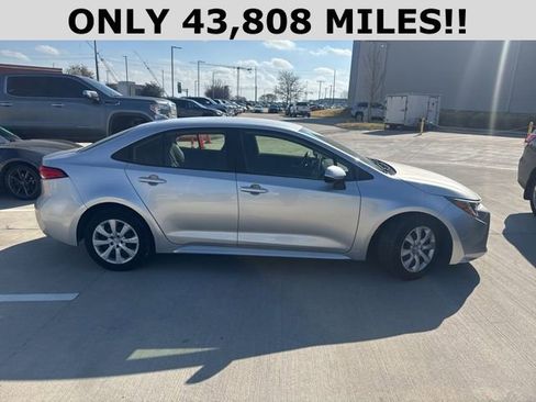 Used 2021 Toyota Corolla LE image 2