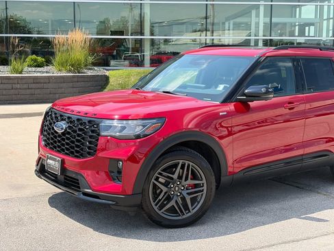Used 2025 Ford Explorer ST-Line w/ Premium Package AWD/4WD image 2