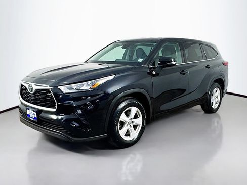 Used 2020 Toyota Highlander LE FWD image 3