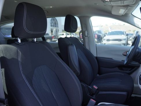 Used 2023 Chrysler Voyager LX image 27