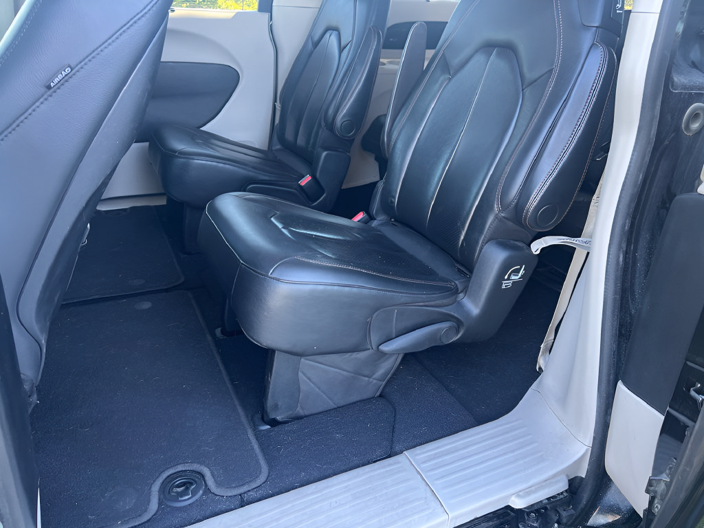Used 2020 Chrysler Pacifica Touring-L Plus FWD image 12
