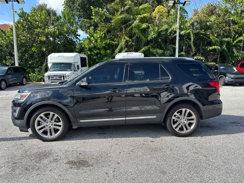 Used 2017 Ford Explorer XLT w/ Equipment Group 202A FWD image 4