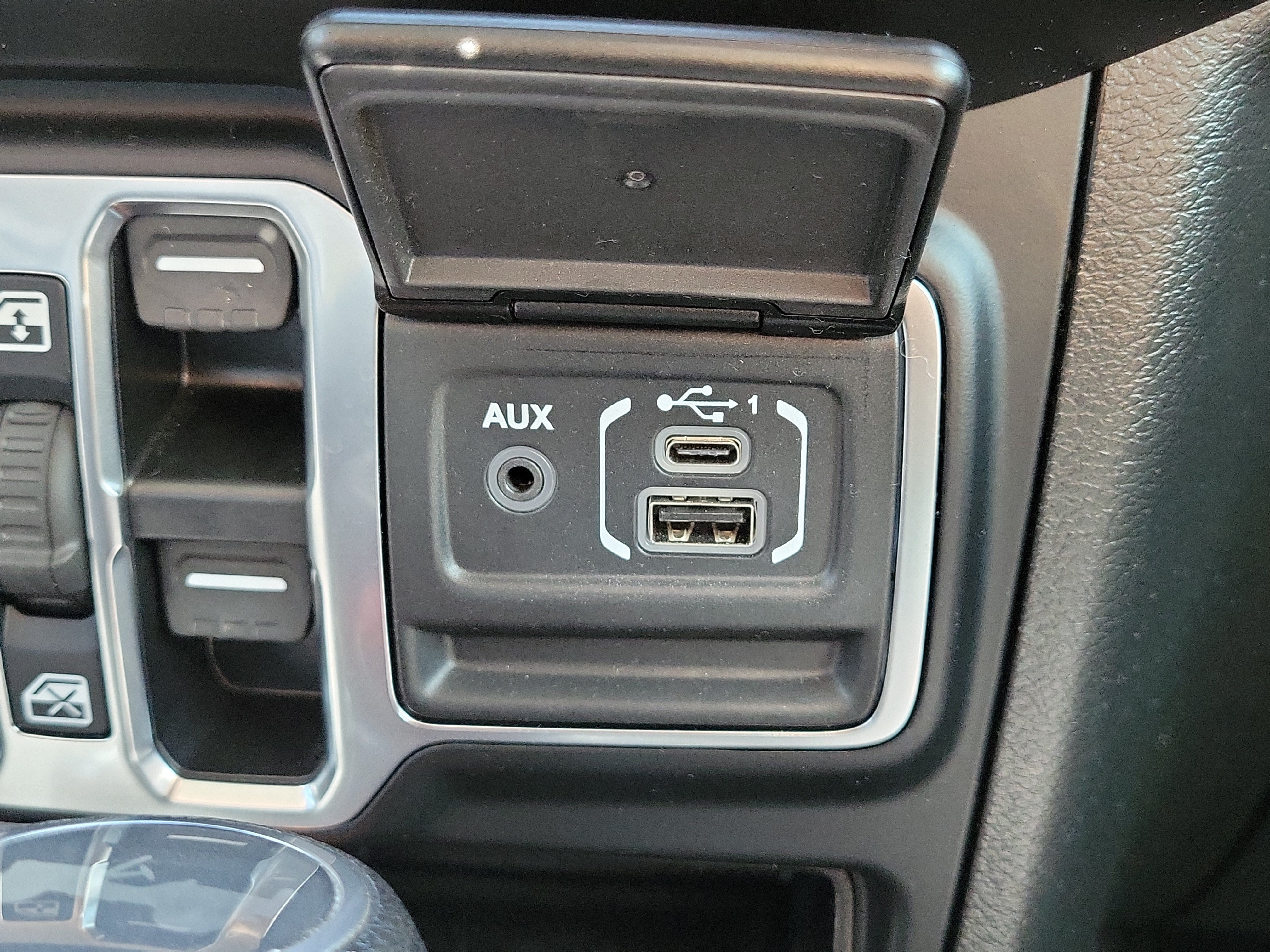 Used 2023 Jeep Wrangler Unlimited Rubicon w/ LED Lighting Group AWD/4WD image 27