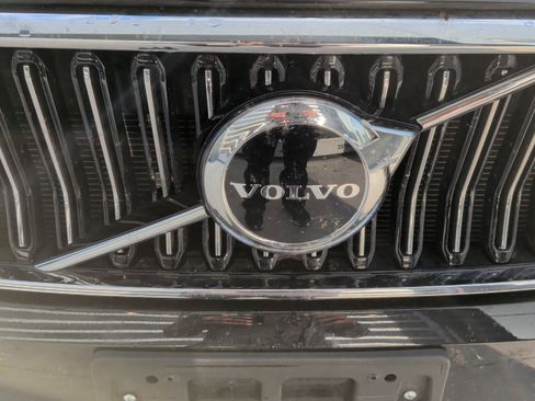 Used 2025 Volvo XC40 B5 Core image 12