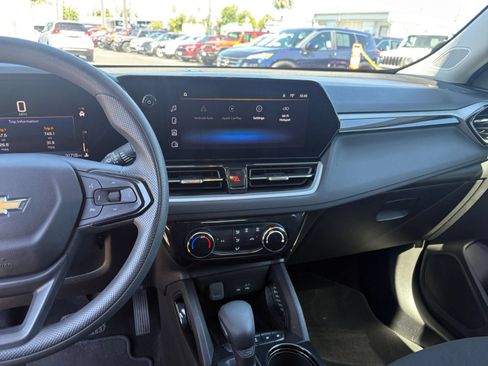 Used 2025 Chevrolet TrailBlazer LT FWD image 14