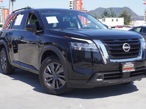 Used 2022 Nissan Pathfinder SV FWD image 2