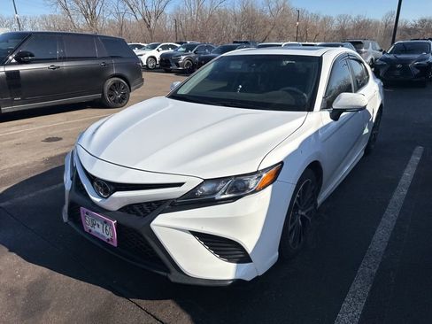 Used 2018 Toyota Camry SE w/ Moonroof Package image 4