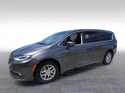 Used 2023 Chrysler Pacifica Touring-L FWD image 3