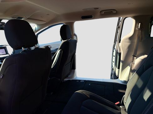 Used 2023 Chrysler Voyager LX FWD image 6