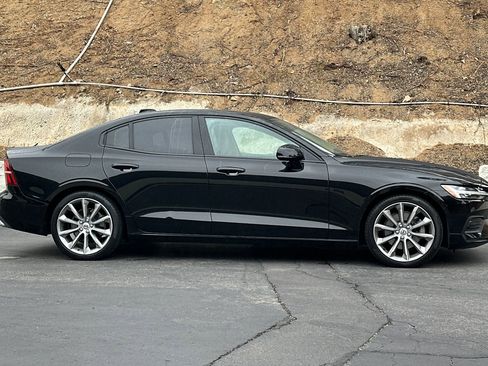Used 2019 Volvo S60 T5 Momentum w/ Premium Package FWD image 3