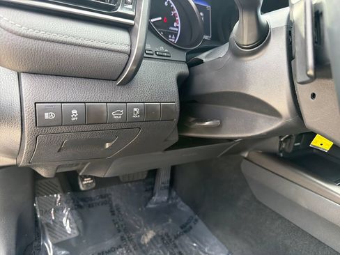 Used 2022 Toyota Camry SE FWD image 19