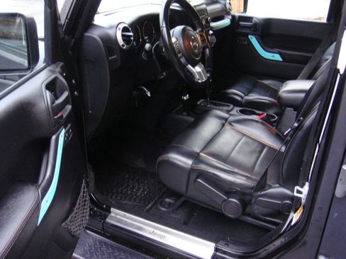 Used 2011 Jeep Wrangler Unlimited 70th Anniversary w/ Connectivity Group image 10