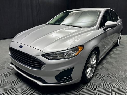 Used 2019 Ford Fusion SE FWD image 2