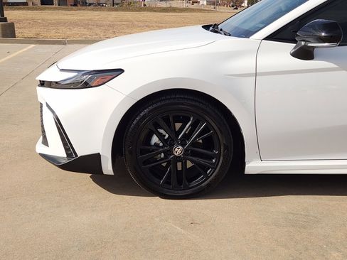 Used 2025 Toyota Camry SE w/ Convenience Package image 9