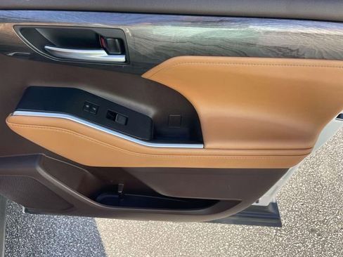 Used 2021 Toyota Highlander Platinum FWD image 26