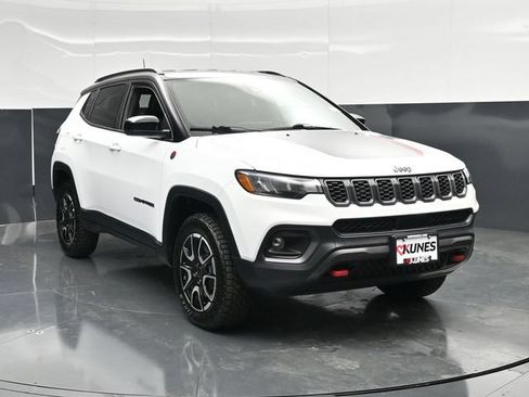 Used 2025 Jeep Compass Trailhawk AWD/4WD image 6