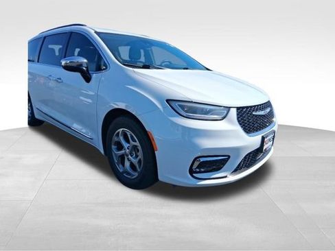 Used 2023 Chrysler Pacifica Limited FWD image 4