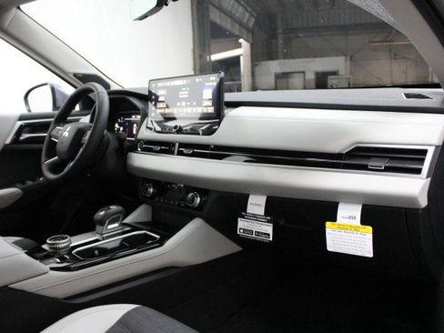 New 2026 Mitsubishi Outlander SE image 17