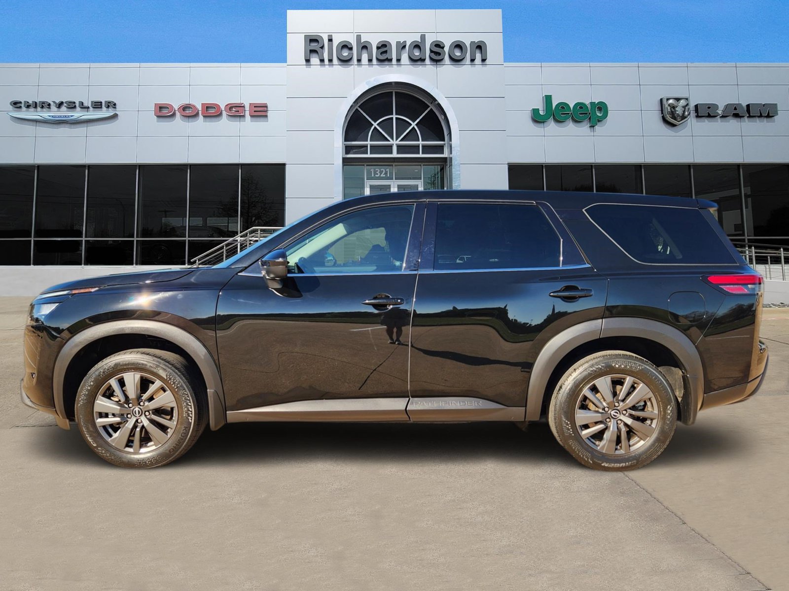 Used 2024 Nissan Pathfinder S FWD image 3