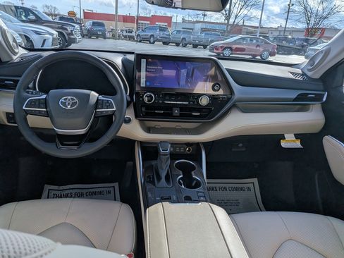 Used 2024 Toyota Highlander Limited image 15