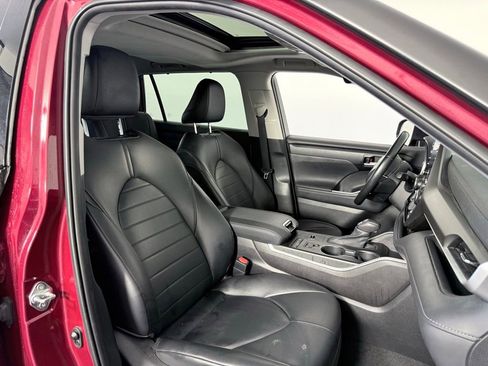 Used 2021 Toyota Highlander XLE image 12