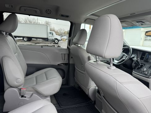 Used 2017 Toyota Sienna XLE Premium image 17
