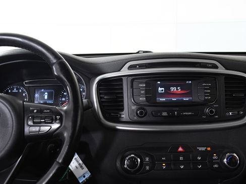 Used 2016 Kia Sorento LX w/ LX Convenience Package image 16