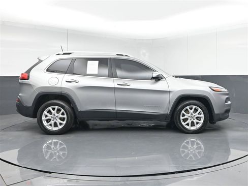 Used 2017 Jeep Cherokee Latitude w/ Cold Weather Group FWD image 4