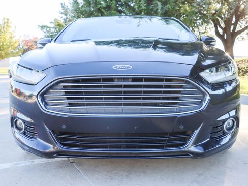 Used 2015 Ford Fusion SE image 2