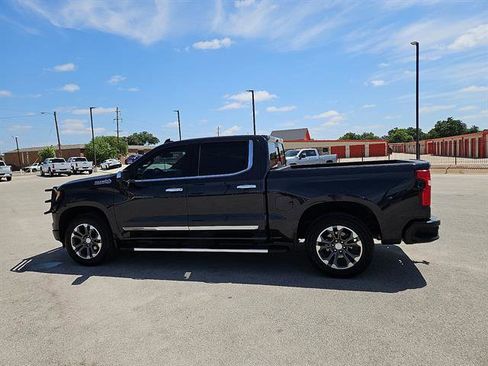 Used 2022 Chevrolet Silverado 1500 High Country w/ Z71 Off-Road Package AWD/4WD image 2